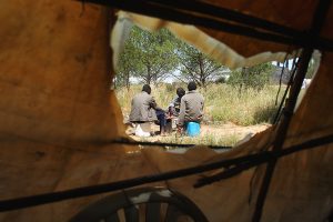 Foto Migrantes haciendo una parada en su jornada laboral