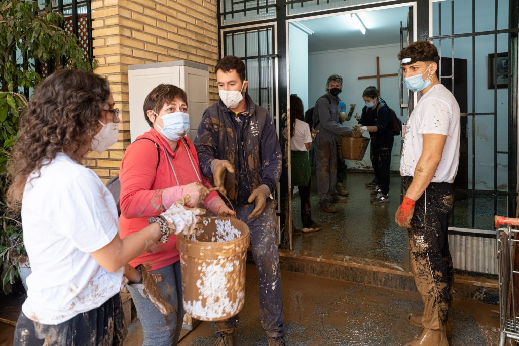 Voluntarios ayudando iglesia Dana