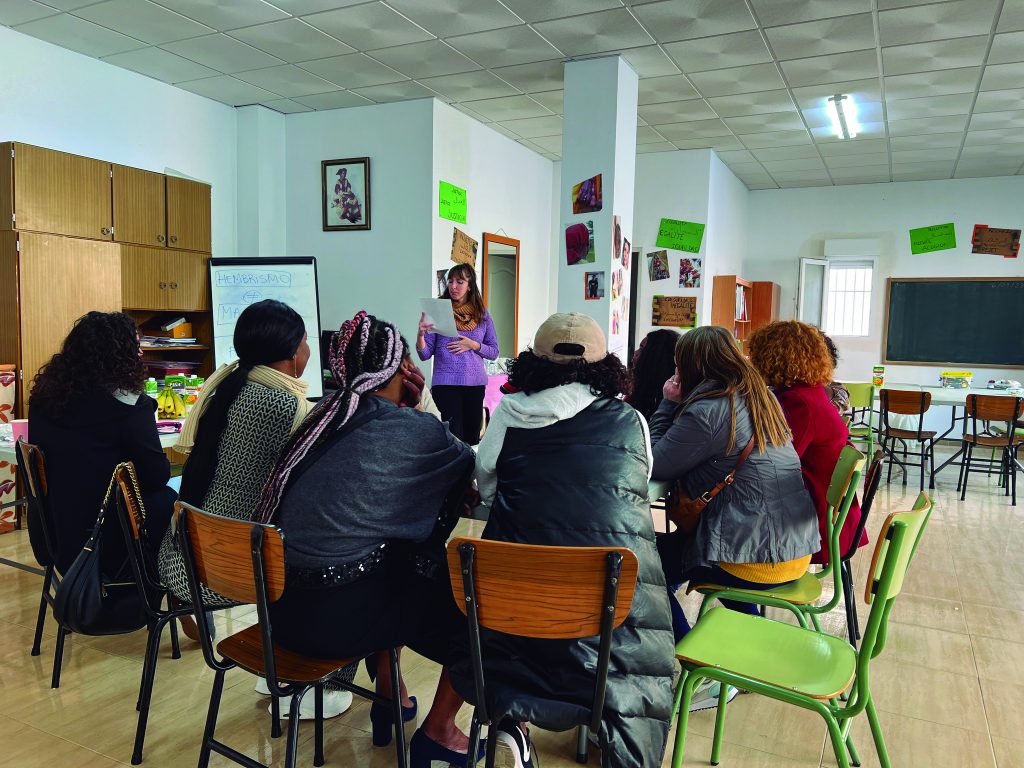 Unidad móvil cargada de amor de Dios en el mar de plástico
