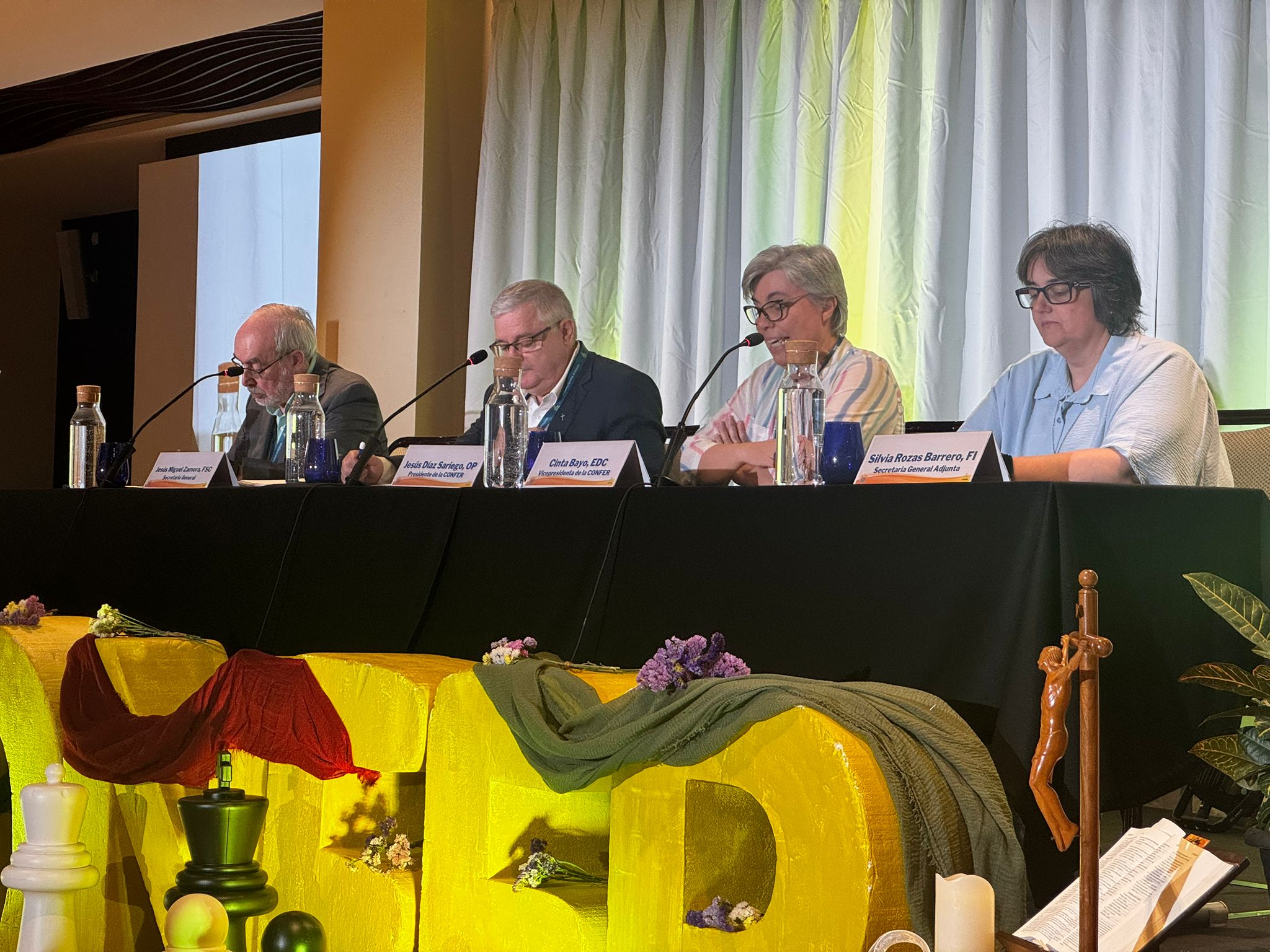 Mesa presidencial clausura 32ª Asamblea General