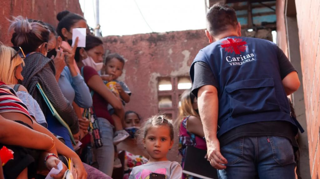 CONFER dona a Cáritas para ayudar a Venezuela
