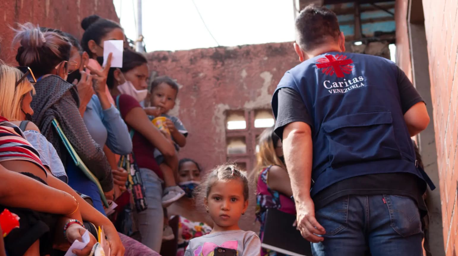CONFER dona a Cáritas para ayudar a Venezuela
